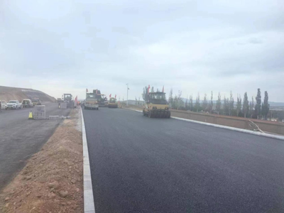 鼓足干勁 乘勢(shì)而進(jìn)--S29呼和浩特至涼城高速公路項(xiàng)目開(kāi)始瀝青路面鋪筑