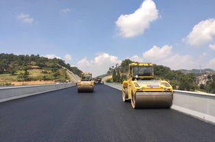 中國(guó)水利水電第三工程局 基層動(dòng)態(tài) 石瀘高速公路項(xiàng)目路面瀝青上面層開(kāi)始施工