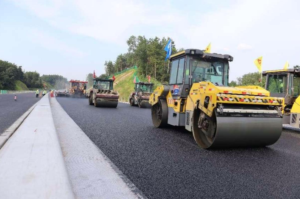 平益高速路面工程進入最后工序，全面沖刺年底通車目標