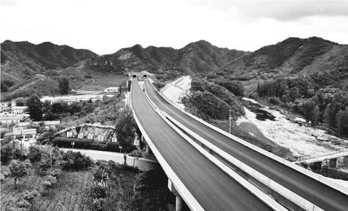 凌綏高速公路首段瀝青路面貫通，通車在即推動區域發展