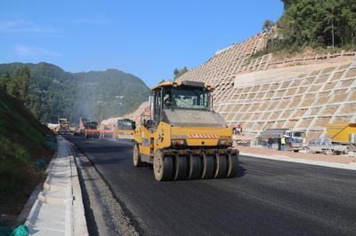 沖刺！蒼巴高速公路蒼漁段進入瀝青攤鋪作業新階段